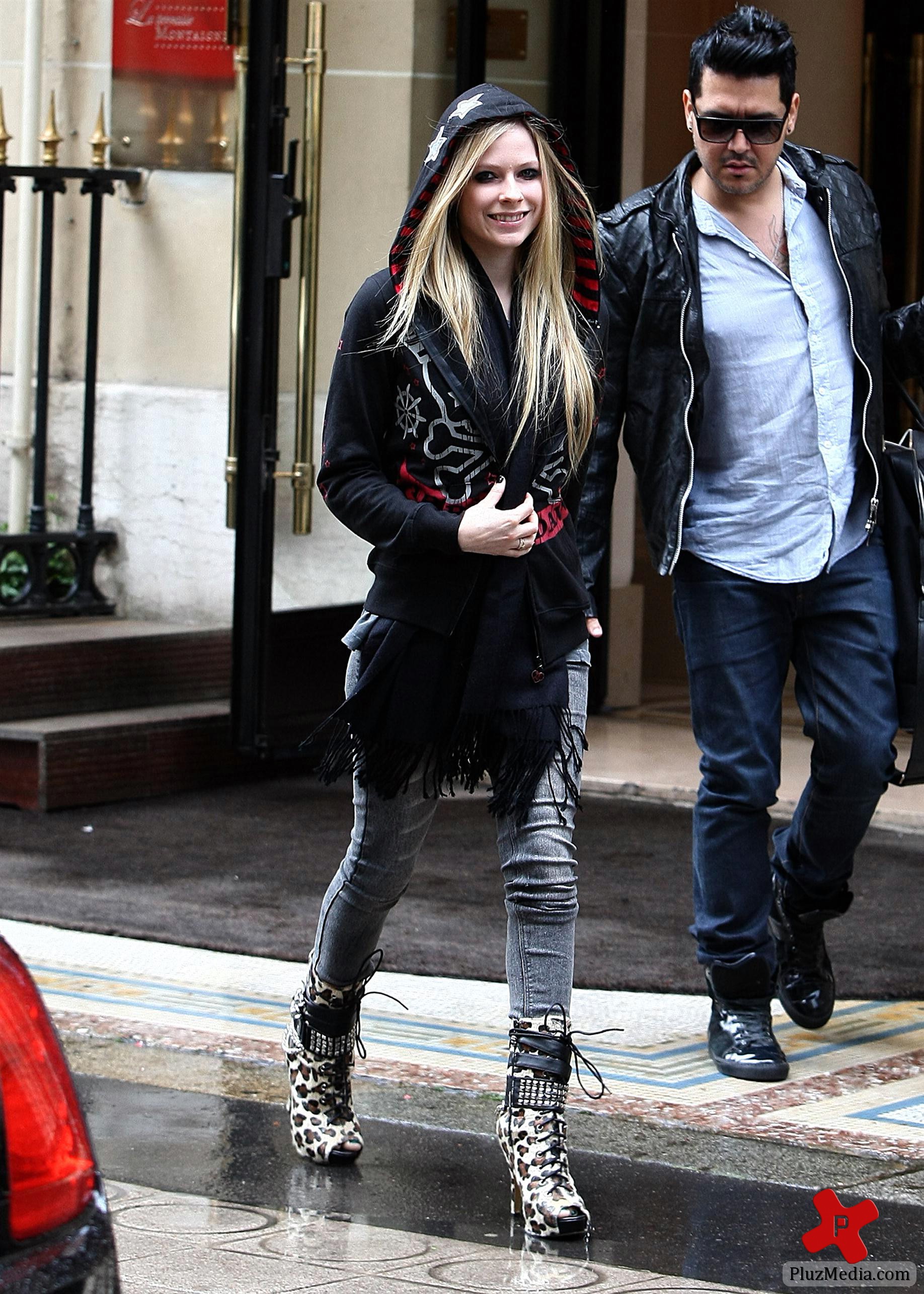 Avril Lavigne is all smiles as she leaves her Paris hotel photos | Picture 77868